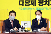 [포토] 환담 나누는 권성동·배진교