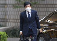 [포토] 법정 향하는 이성윤 서울고검장