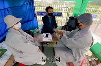 [포토] 단식 농성장서 스님들 만난 김진태 전 의원