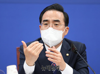 [포토] 현안관련 기자간담회 갖는 박홍근 민주당 원내대표