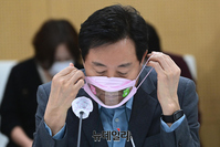 [포토] 서울형 투명마스크 착용하는 오세훈 시장