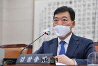 [포토] 법안심사 소위 출석하는 김오수 검찰총장