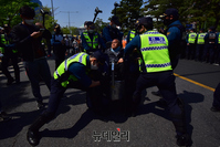 [포토] '장애인날' 맞아 차별 철폐 촉구, 경찰과 마찰 빚는 전장연
