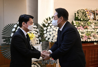 [포토] 안철수 부친상 조문하는 윤석열 당선인