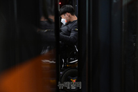 [포토] 출근길 지하철 시위하는 장애인연대