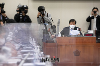 [포토] 의사봉 두드리는 윤후덕 기획재정위원장