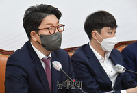 [포토] 국민의힘 당대표·중진의원 긴급 연석회의 참석한 권성동