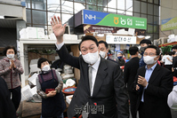 [포토] 경남 마산어시장 찾은 윤석열 당선인