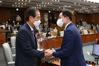 [포토] 악수 나누는 한덕수 국무총리 후보자