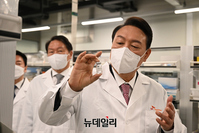 [포토] '국내 1호' 코로나19 백신 개발 현장 살펴보는 윤석열