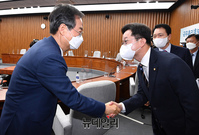 [포토] 의원들과 대화 나누는 한덕수 국무총리 후보자