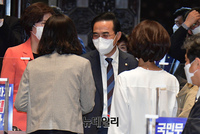 [포토] 의총참석 하는 박홍근 더불어민주당 원내대표