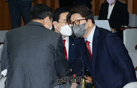 [포토] 의원들과 악수 나누는 권성동 국민의힘 원내대표