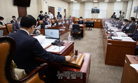 [포토] 의사봉 두드리는 민홍철 국회 국방위원장