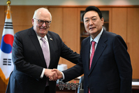 [포토] 인수위 집무실서 악수 나누는 윤석열·에드윈 퓰너