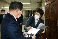 [포토] '인수위 첫 당정' 건의문 전달하는 김은혜 경기지사 후보