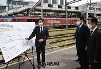 [포토] 천안역 방문해 GTX-C 노선연장 사안 보고 받는 윤석열