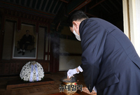 [포토] 윤봉길 의사 기념관서 참배하는 윤석열 당선인