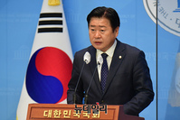 [포토] 오영훈 제주지사 후보, 의원직 사퇴 기자회견