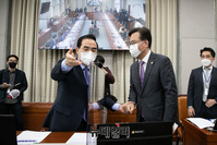 [포토] 인사 나누는 박홍근·송언석