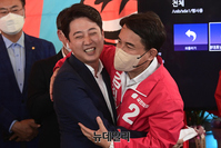 [포토] 선거사무소 개소식서 포옹하는 이준석·김진태