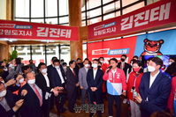 [포토] 선거사무소 개소식서 발언하는 김진태 강원지사 후보