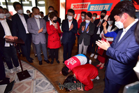 [포토] 지지자에 큰절하는 김진태 후보 내외