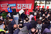 [포토] 지지자들과 기념촬영하는 김진태 후보 내외