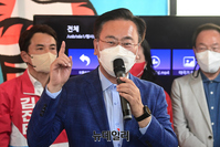 [포토] 김진태 강원지사 후보 선거사무소 개소식 참석한 유상범 의원