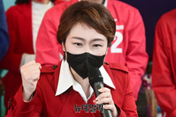 [포토] 김진태 선거사무소 개소식 참석한 이언주 전 의원