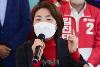 [포토] 김진태 강원지사 후보 개소식 참석한 전희경 전 의원