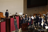 [포토] '검수완박' 법안 표결처리 항의하는 국민의힘