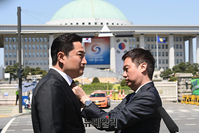 [포토] 삭발식 앞서 넥타이 정리하는 김세의