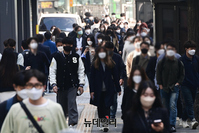 [포토] 마스크 착용 의무 해제 첫 날...마스크 쓴 시민들