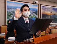 [포토] 선서하는 원희룡 국토부장관 후보자