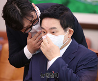 [포토] 보좌진과 대화 나누는 원희룡 국토부장관 후보자