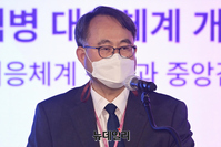 [포토] '감염병 대응체계' 포럼서 인사말하는 주영수 원장