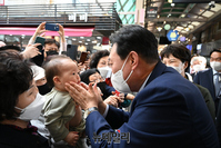 [포토] 용인 중앙시장 방문한 윤석열 당선인