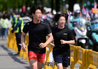 [포토] 마스크 착용 의무 해제 첫날, 마스크 없이 조깅