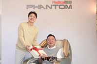 [포토] 바디프랜드 새 광고모델 발탁된 '허재·허웅' 부자