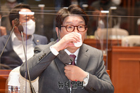 [포토] 물 마시는 권성동 국민의힘 원내대표