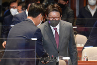 [포토] 의원들과 대화 나누는 권성동 국민의힘 원내대표