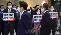 [포토] 국민의힘 뒤로하고 본회의장 향하는 민주당 의원들