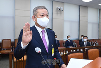 [포토] 선서하는 이상민 행정안전부 장관 후보자