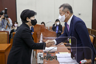 [포토] 인사 나누는 서영교 위원장과 이상민 후보자