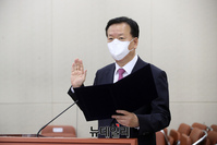 [포토] 선서하는 정호영 보건복지부 장관 후보자