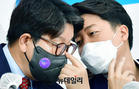 [포토] 대화 나누는 이준석 대표와 권성동 원내대표