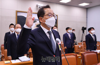 [포토] 선서하는 조승환 해양수산부 장관 후보자