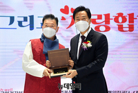 [포토] 어버이날 기념식, 대한노인회 감사패 받은 오세훈 서울시장