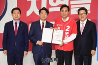 [포토] 공천장 받은 오세훈 서울시장 후보